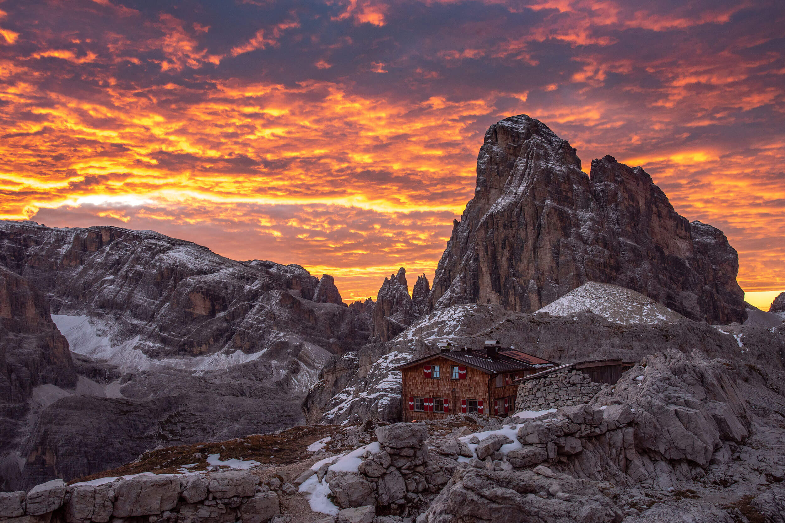 Büllelejochhütte bei Sonnenaufgang